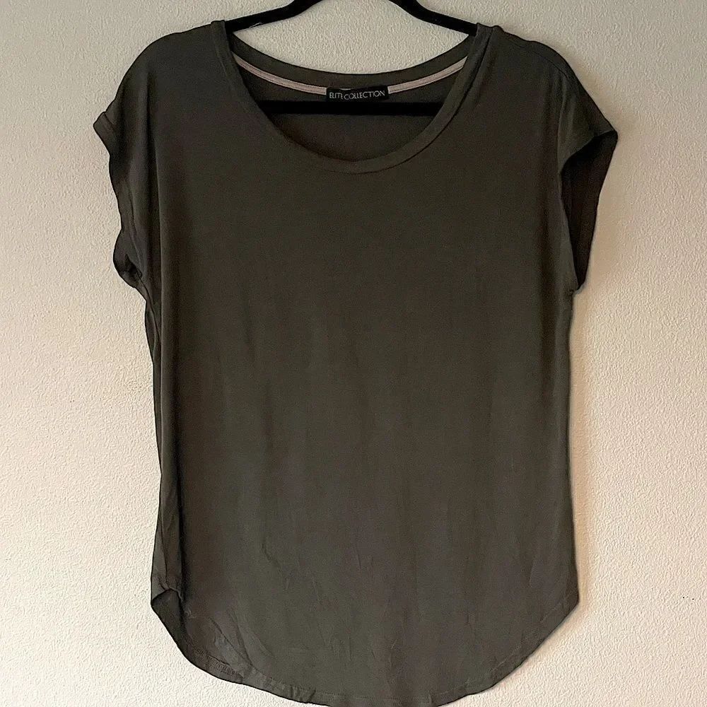 NWOT!!  Elite Collection Olive Green Short Sleeve Top. Size Medium.